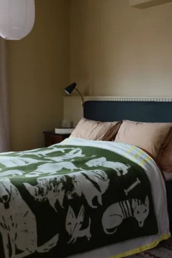 Lapuan Kankurit Koirapuisto blanket, 130 x 180 cm, olive - white