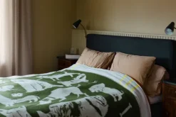 Lapuan Kankurit Koirapuisto blanket, 130 x 180 cm, olive - white