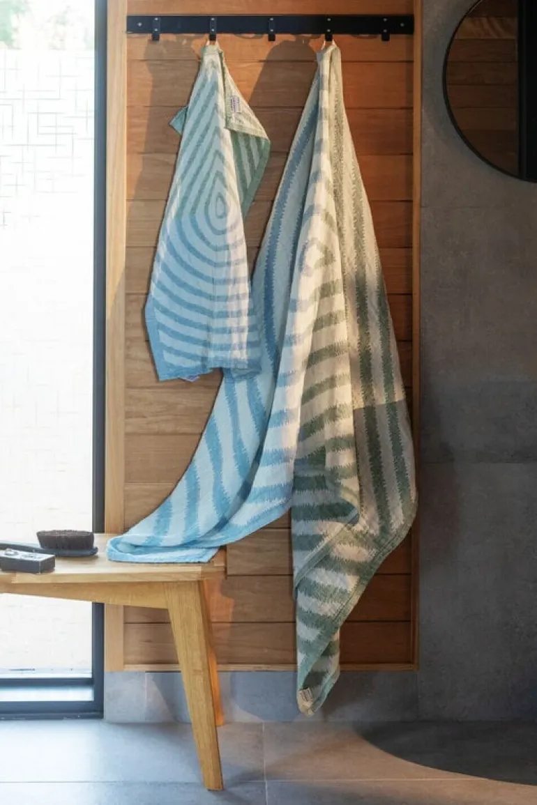 Lapuan Kankurit Metsälampi hand towel, white - green - rainy blue