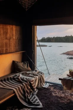 Lapuan Kankurit Metsälampi blanket, 130 x 200 cm, white - grey - black