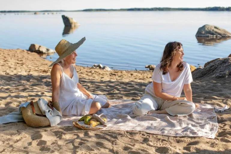 Lapuan Kankurit Osmankäämi table cloth/throw, 145 x 200 cm, grey - cinnamon