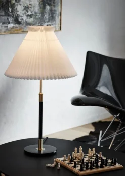 Le Klint Table lamp 352, brass - black