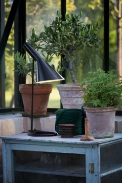 Louis Poulsen AJ table lamp V3, black