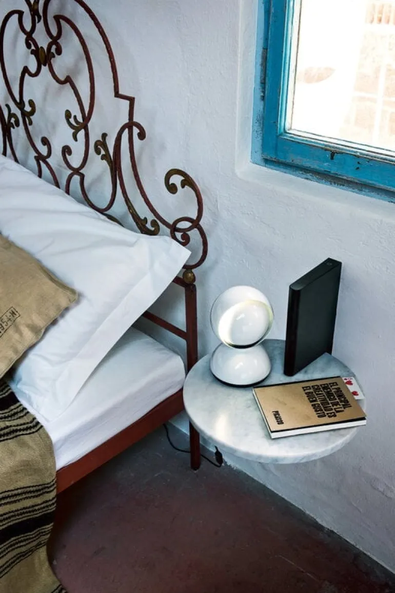 Magis Spike shelf, black - white Carrara marble