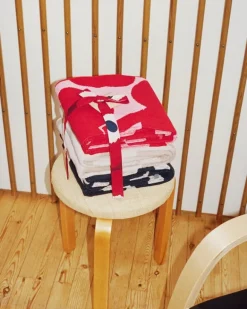 Marimekko Unikko bath towel, cotton - dark blue