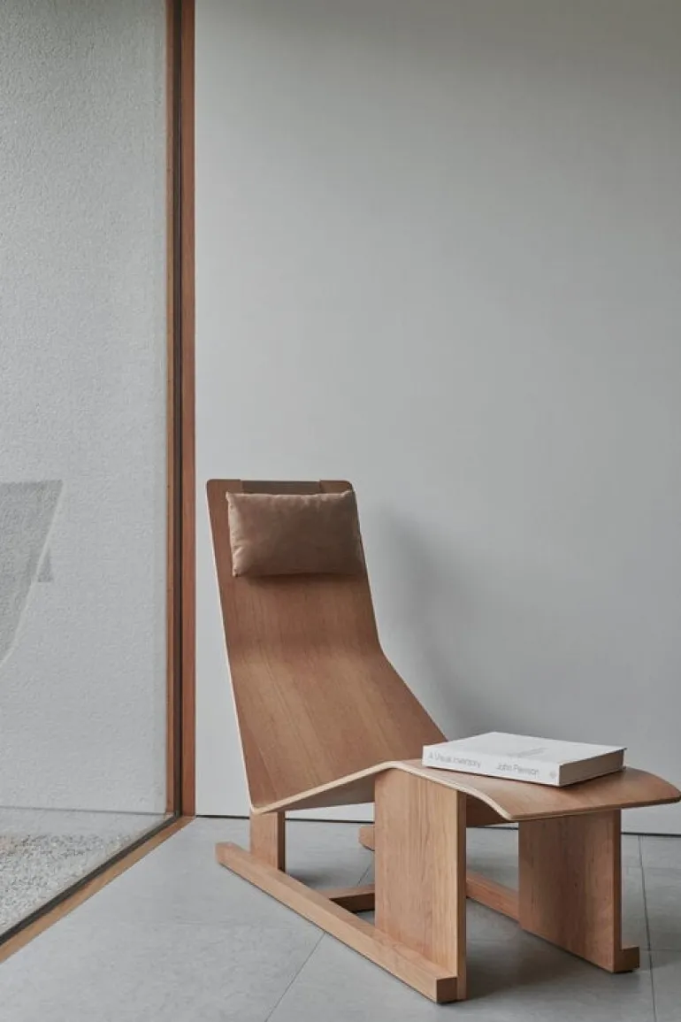 Massproductions 4 PM chaise longue, American cherry