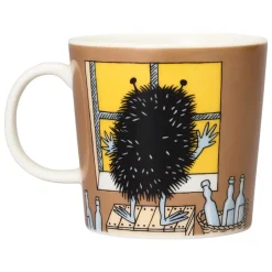 Moomin Arabia Moomin mug, Stinky in action
