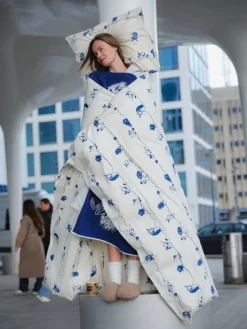 Moomin Arabia Moomin mug, Stinky in action