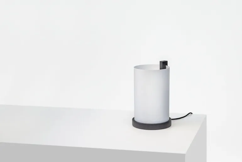 Motarasu Enso table lamp, white - black stained oak