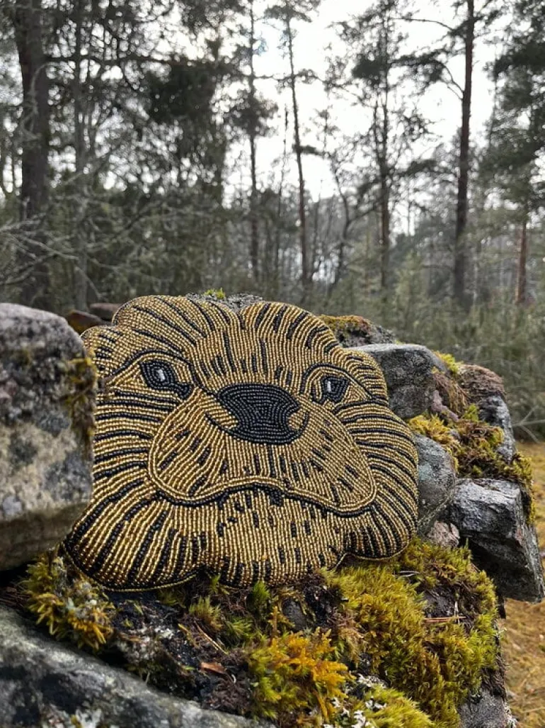 MUM's Otter wall art, 28 x 35 cm, gold