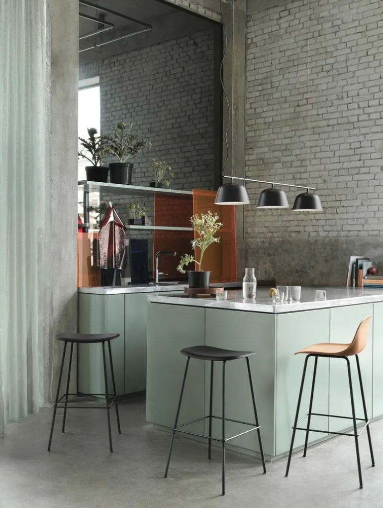 Muuto Fiber counter stool with backrest, 65 cm, tube base, ochre - bla