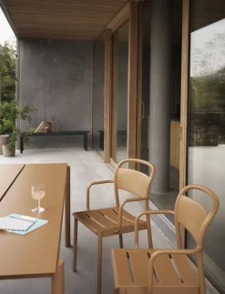 Muuto Linear Steel table 140 x 75 cm, burnt orange