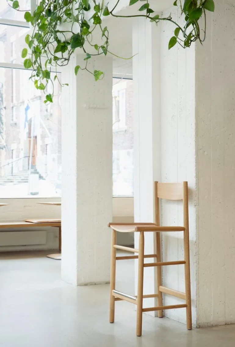 Nikari Akademia High bar chair, 75 cm, lacquered oak