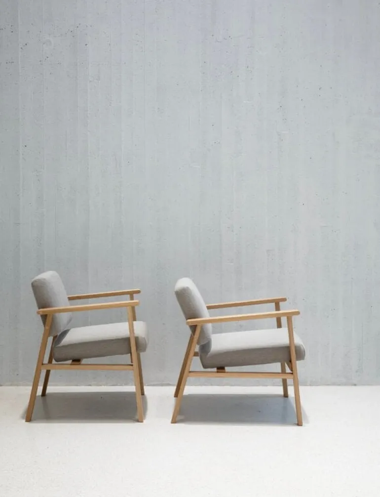 Nikari Archetyp Lobby chair, oak - grey Steelcut Trio 616