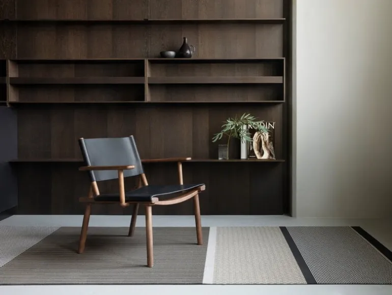 Nikari December Lounge chair w.armrests, smoked oak-black leather