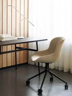 Normann Copenhagen Hyg Swivel chair 4 wheels, black - brandy Ultra leather