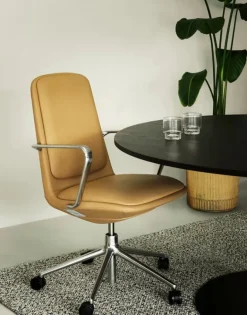 Normann Copenhagen Off chair with 5 wheels, armrests, alu. - black leather Ultra