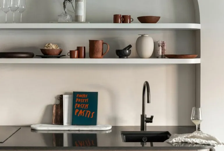 Northern Podium board, 65 cm, mixed white marble