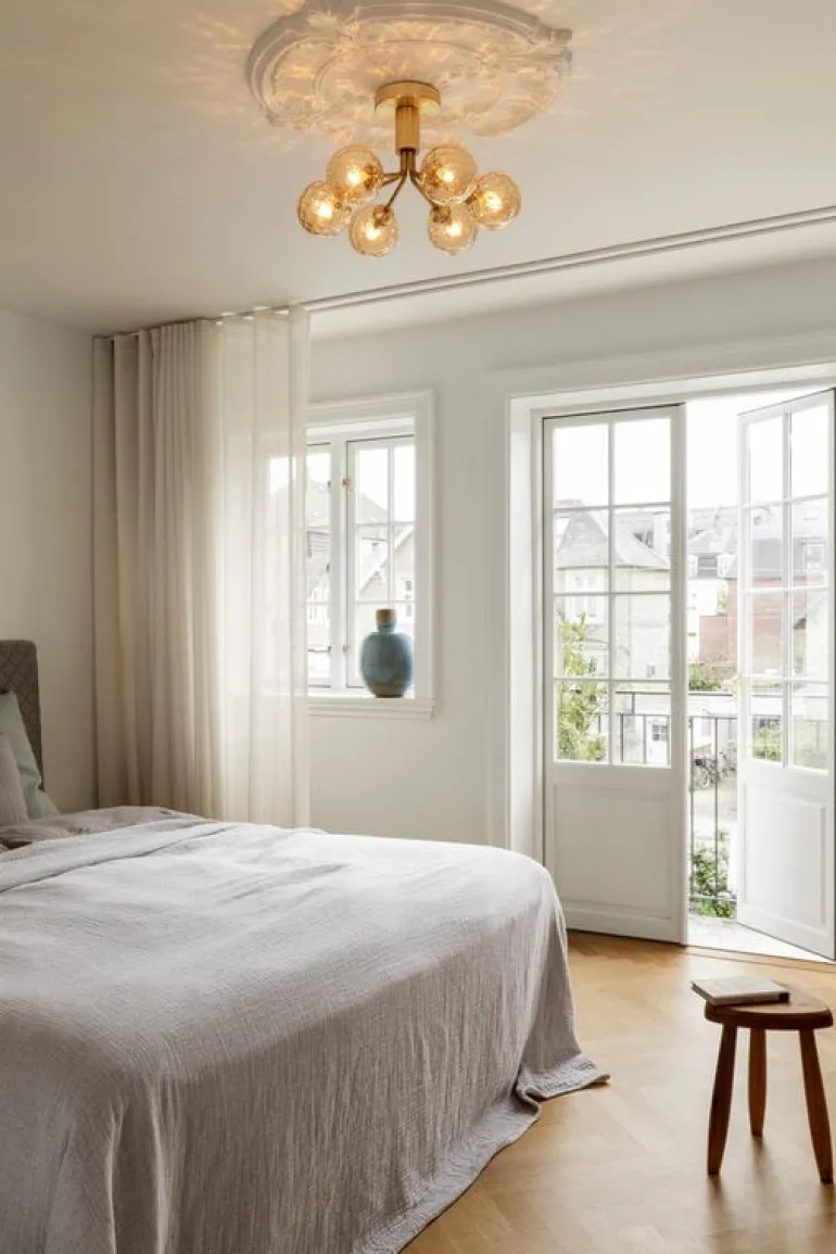 Nuura Apiales 6 ceiling lamp, brushed brass - optic gold