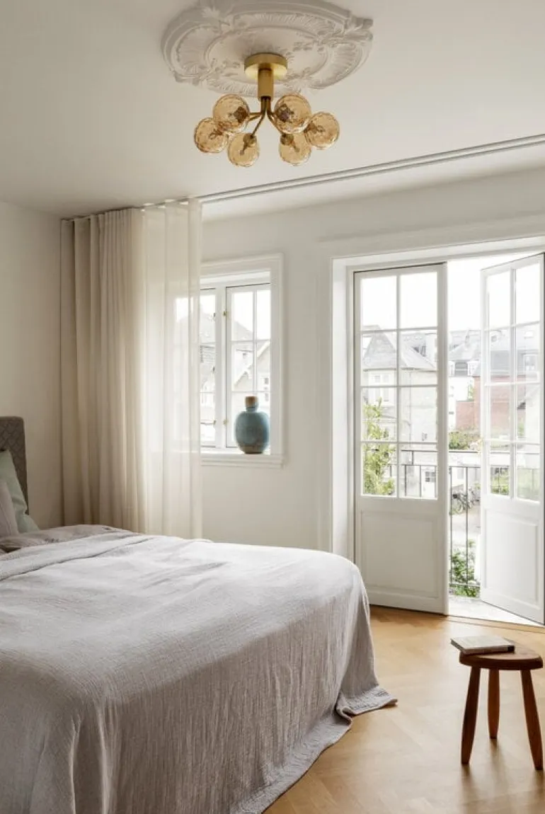 Nuura Apiales 6 ceiling lamp, brushed brass - optic gold