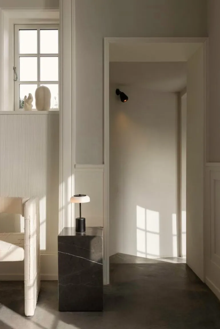 Nuura Blossi Mini portable table lamp, black - opal