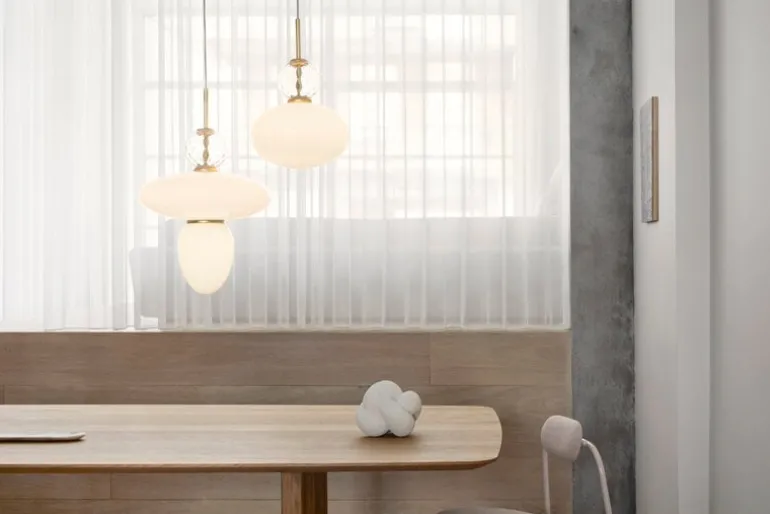 Nuura Rizzatto 32 pendant, brass - opal white