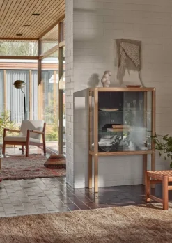 Ornäs Näyttely showcase, light lacquered oak