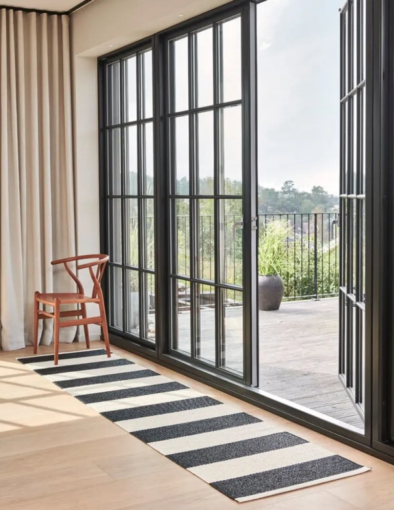 Pappelina Bob rug, 70 x 300 cm, black - vanilla