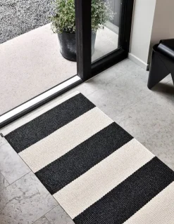 Pappelina Bob rug, 70 x 300 cm, black - vanilla