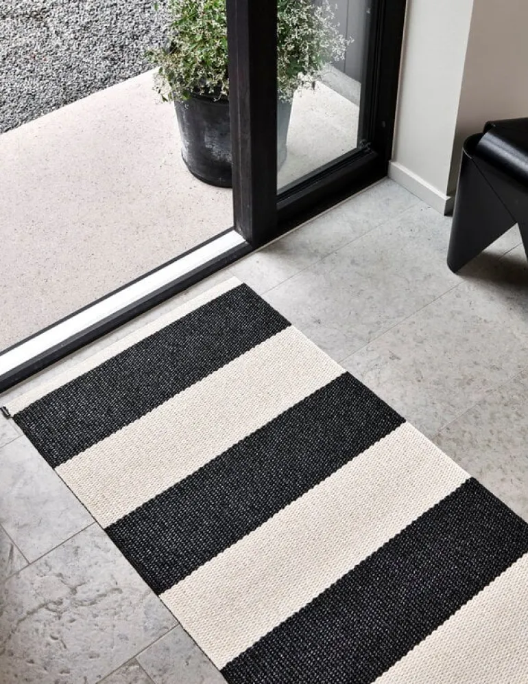Pappelina Bob rug, 70 x 300 cm, black - vanilla