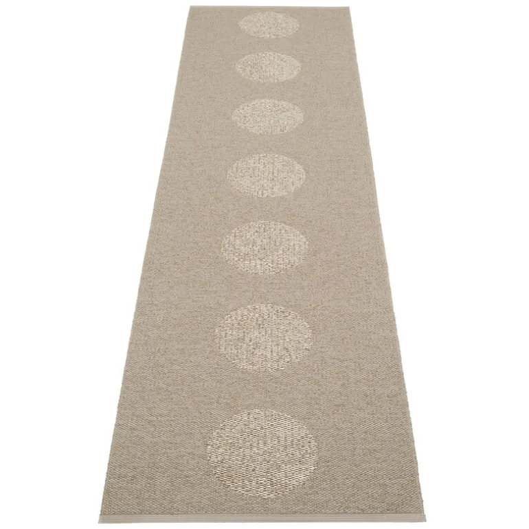Pappelina Vera 2.0 rug, 70 x 280 cm, dark linen - linen metallic