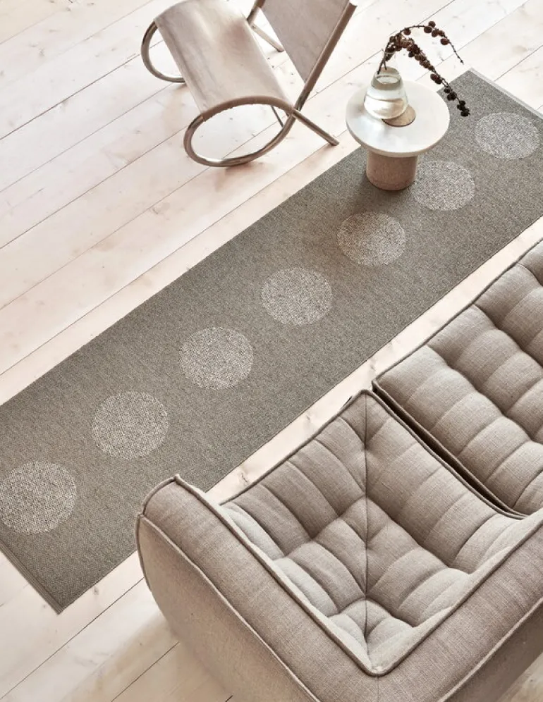 Pappelina Vera 2.0 rug, 70 x 280 cm, dark linen - linen metallic