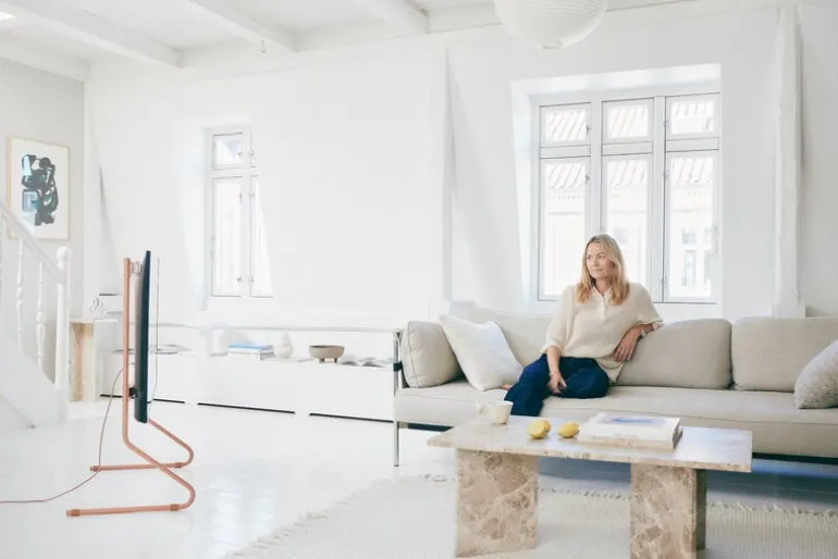 Pedestal Sway TV stand, dusty rose