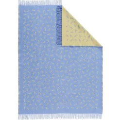 Pidät Pine needles throw, lake