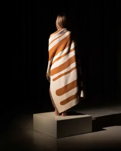 Raawii Brush blanket, tan - milk