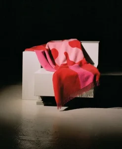 Raawii Teenagers from Mars blanket, red - pink - white