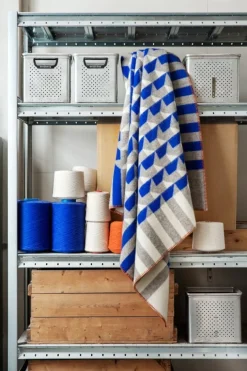 Røros Tweed Kvam throw, 135 x 200 cm, blue