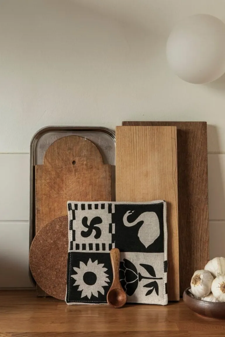 Saana ja Olli Kaukana kotoa pot holder/trivet, beige - black