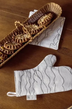 Saana ja Olli Rakkauden meri pot holder, white - black