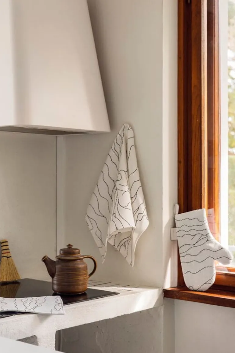 Saana ja Olli Rakkauden meri oven mitten, white - black