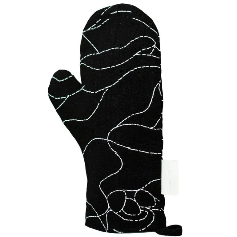 Saana ja Olli Rakkauden meri oven mitten, black - white