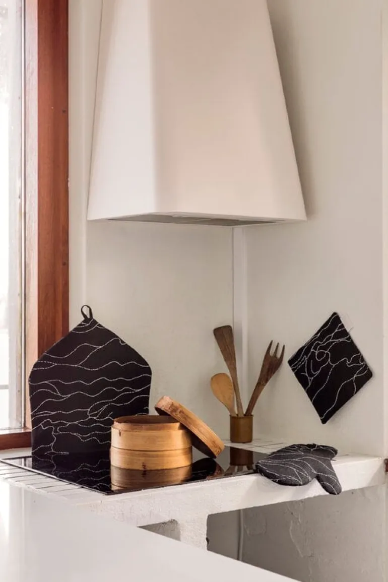 Saana ja Olli Rakkauden meri oven mitten, black - white