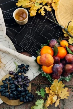 Saana ja Olli Unien talo pot holder/trivet, black