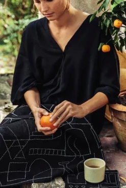 Saana ja Olli Unien talo pot holder/trivet, black