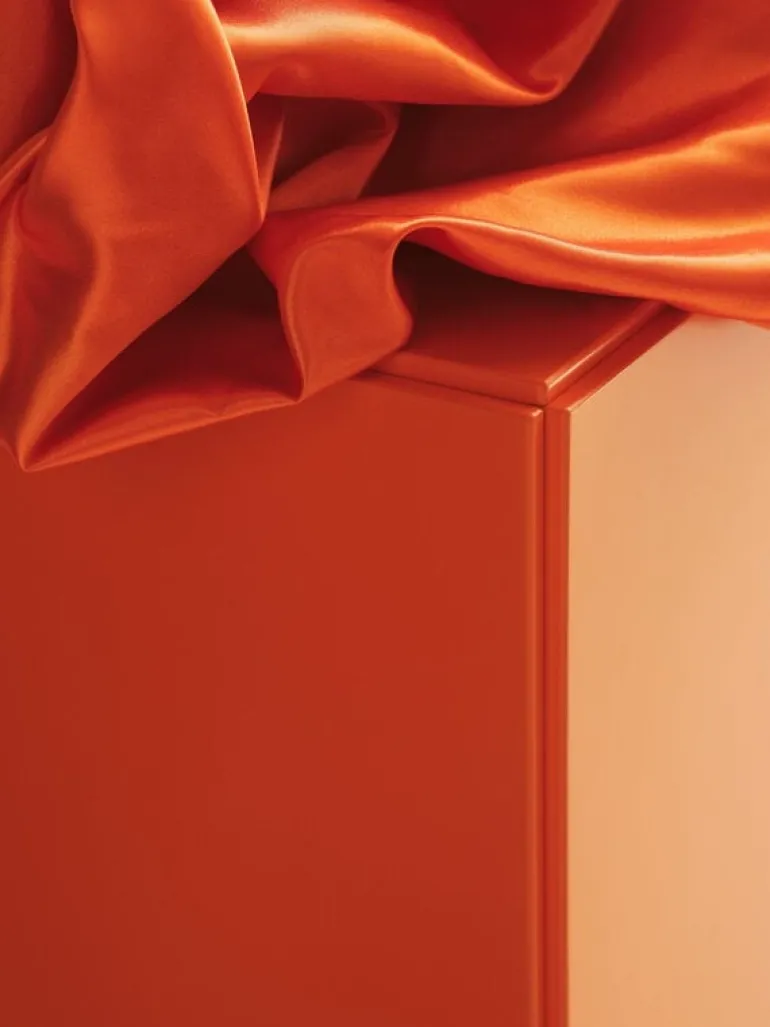 String Furniture Relief chest of drawers with legs, low, orange