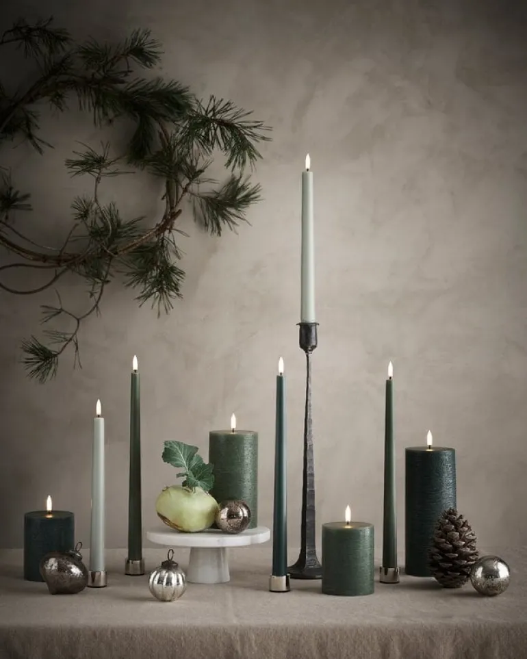 Uyuni Lighting LED pillar candle, 7,8 x 20 cm, rustic texture, pine green