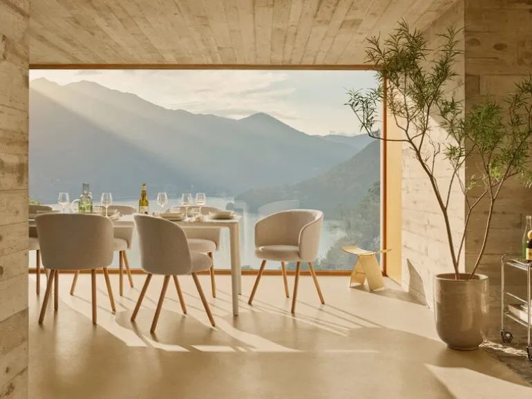 Vitra Mikado side chair, natural oak - Nubia 01 ivory/pearl