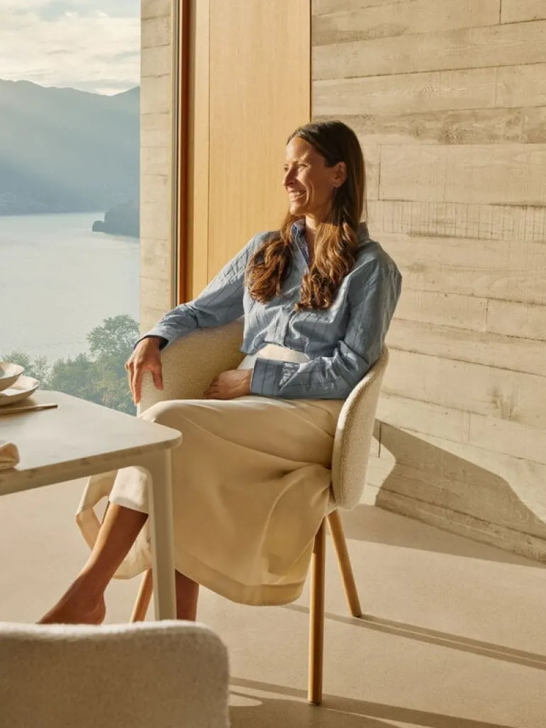 Vitra Mikado side chair, natural oak - Nubia 01 ivory/pearl