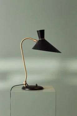 Warm Nordic Bloom table lamp, black