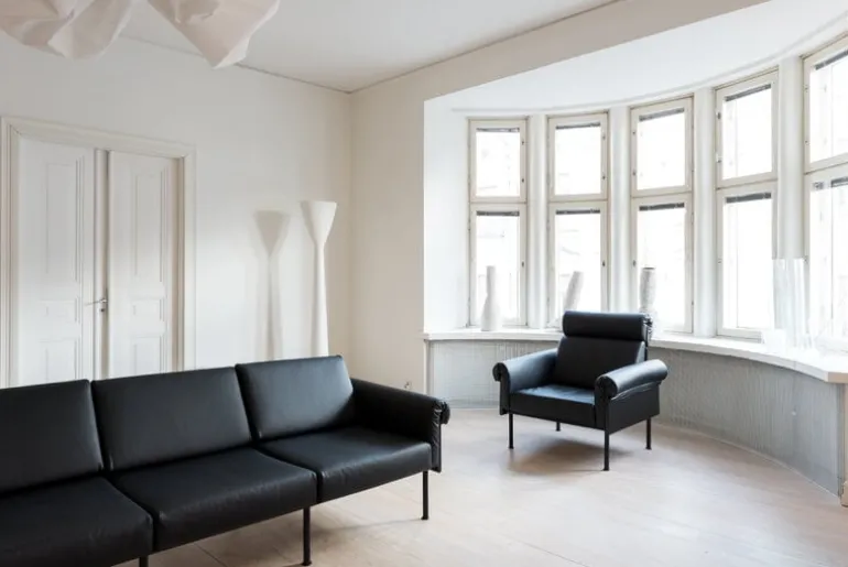 Yrjö Kukkapuro Ateljee 3-seater sofa, black - cognac leather